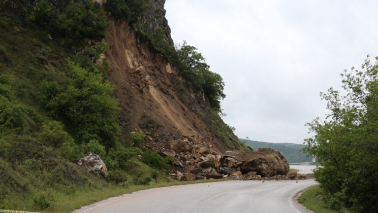 tokatta-heyelan-alarmi-kara-yolu-ulasima-kapandi-mTKdyGKz.jpg
