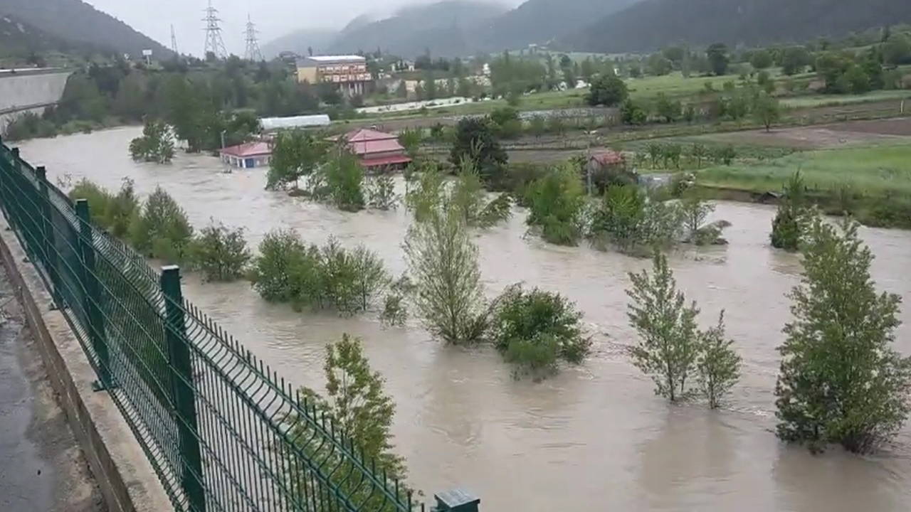 tokatta-kelkit-irmagi-yukseldi-evleri-su-basti-Cp14IU57.jpg