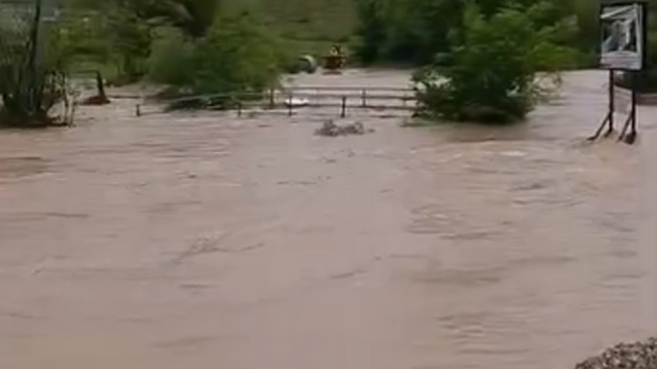 tokatta-sel-dehseti-zile-turhal-yolu-sular-altinda-qVSqzLRd.jpg