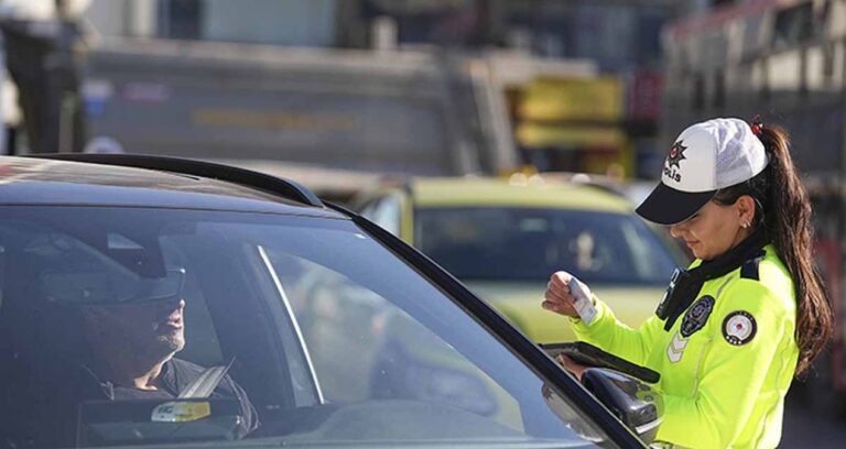 trafik-polislerinin-en-cok-durduklari-arac-rengi-belli-oldu-TGjEA8Bh.jpg