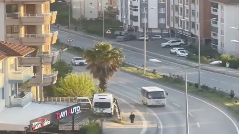 trafikte-skandal-manevra-pahaliya-patladi-geri-geri-giden-surucuye-20-bin-tl-ceza-x7pBDhRS.jpg