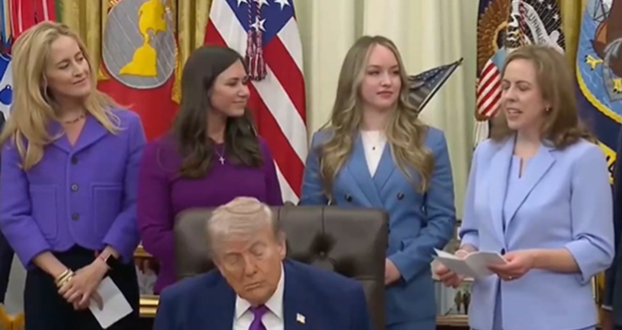 trump-etkinlikte-kameralar-onunde-yine-uyukladi-Hp8Mn95v.jpg