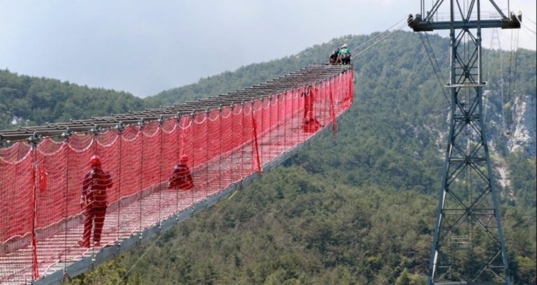 turkiyenin-en-buyuk-teleferiginde-zorlu-bakim-calismasi-NhmpTwlY.jpg