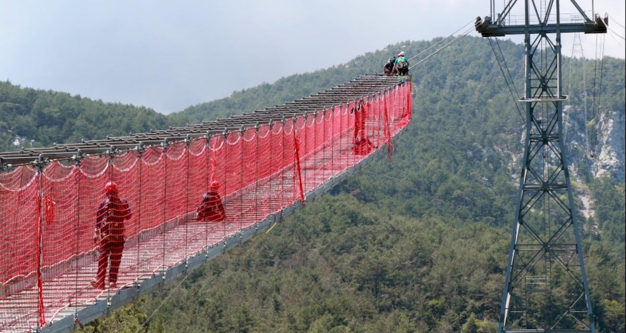 Türkiye’nin en büyük teleferiğinde zorlu bakım çalışması