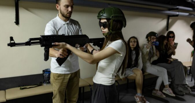 Ukrayna’da savaş müfredata girdi: Çocuklar tüfek kullanmayı, İHA uçurmayı öğreniyor