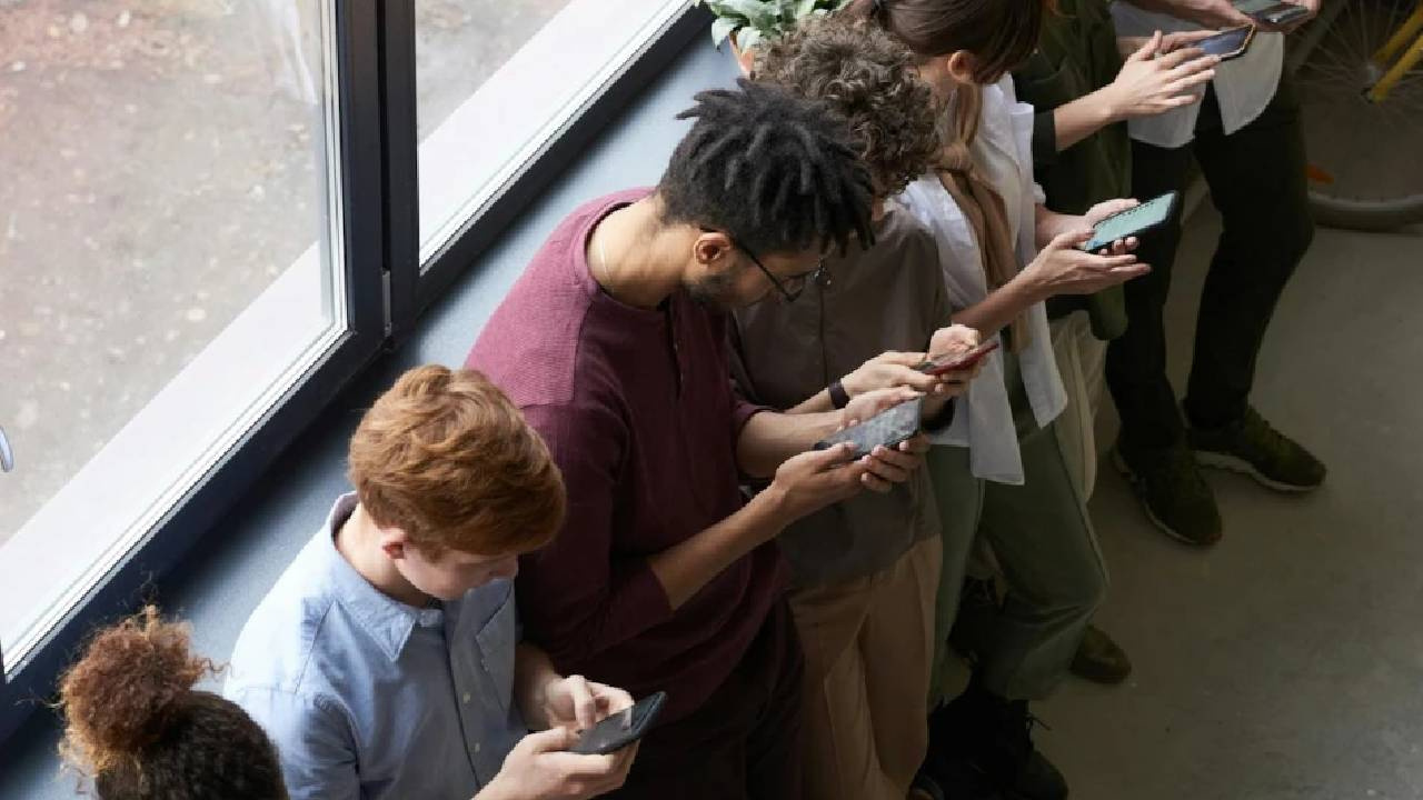 uretici-firma-talebe-yetisemiyor-herkes-o-telefonun-pesinde-yaDFrIyz.jpg