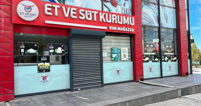Vatandaşın ucuz et için kuyruğa girdiği iki mağaza birden kapatıldı