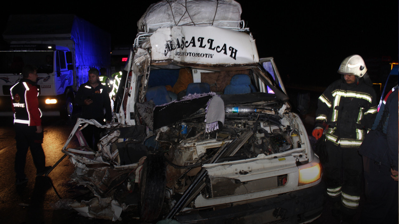 yagmur-felaketi-getirdi-iscileri-tasiyan-minibus-hurdaya-dondu-12-yarali-aB8klmAg.jpg