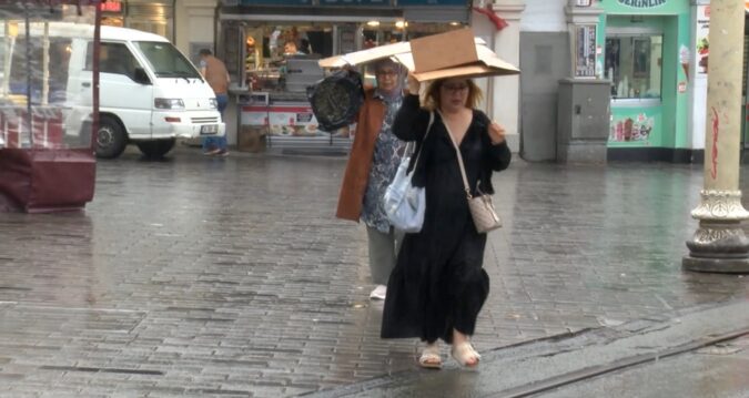 Yağmur kütleleri İstanbul’a giriş yaptı: AKOM’dan saatli uyarı