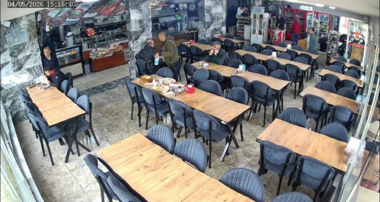 yiyip-ictikleri-restorana-tek-kurus-odemeden-kactilar-UbTM8hze.jpg