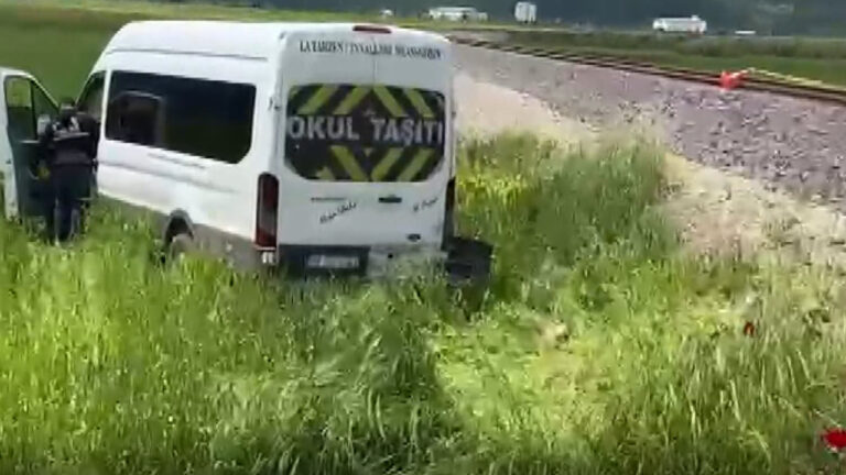 yuk-treni-okul-servisine-carpti-yaralilar-var-Yvh69ptb.jpg