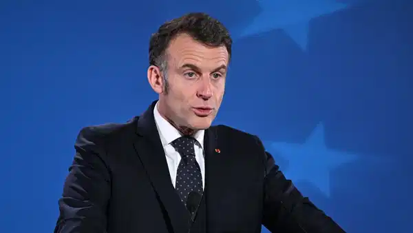 zirvede-tansiyon-yukseldi-macron-sahneye-yurudu-salonu-uyardi-8QNx48uP.jpg