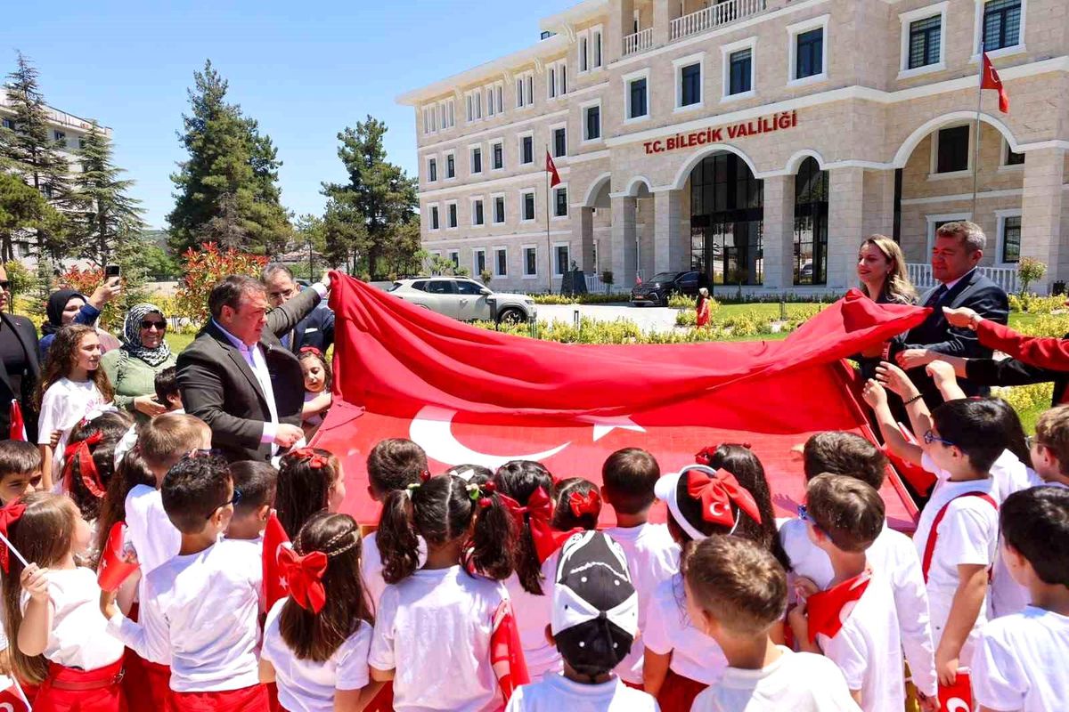 1071 öğrencinin emeğiyle hazırlanan mozaik Türk bayrağı açıldı