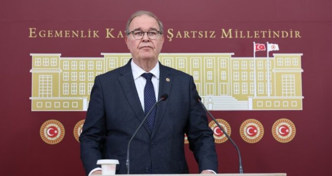 19 yıldır milletvekilliği yapan Faik Öztrak, Özgür Özel’i böyle eleştirdi: ‘Makamlarından bir türlü vazgeçmeyenler…’