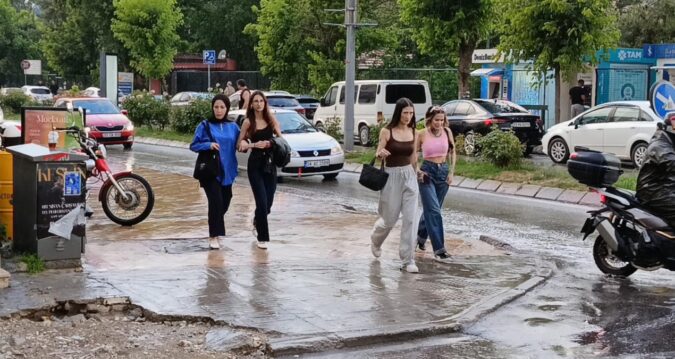 2 ili sağanak vurdu! Meteoroloji uyarmıştı