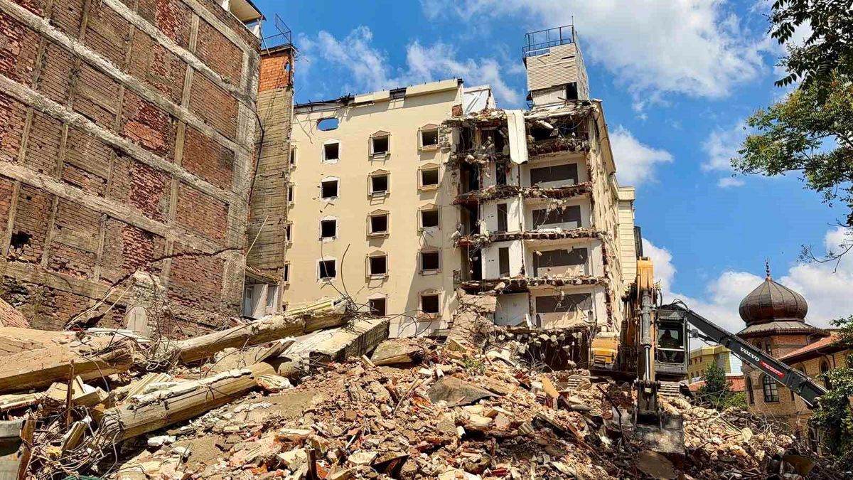 Afyonkarahisar’da Otel Yıkımında Çökme Panik Yarattı