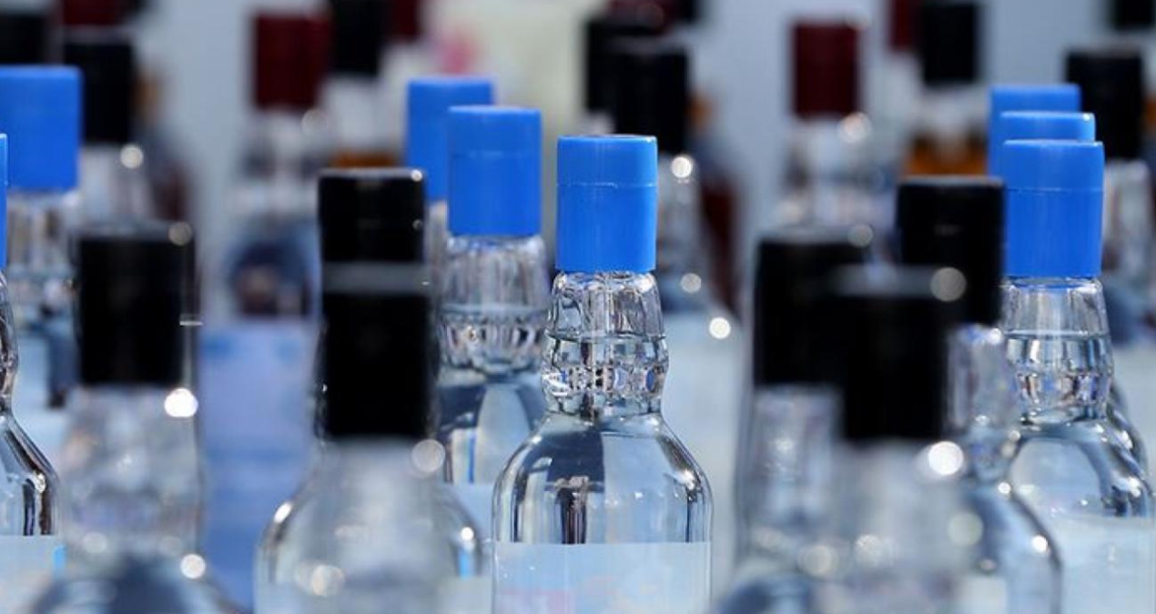 Alanya’da bir işletmede 108 litre kaçak alkol yakalandı