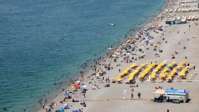 Antalya’da rekor nem ve sıcaklık: Sahiller doldu taştı, tatilciler serinlemek için denize koştu!
