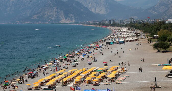 Antalya’da sahiller doldu taştı