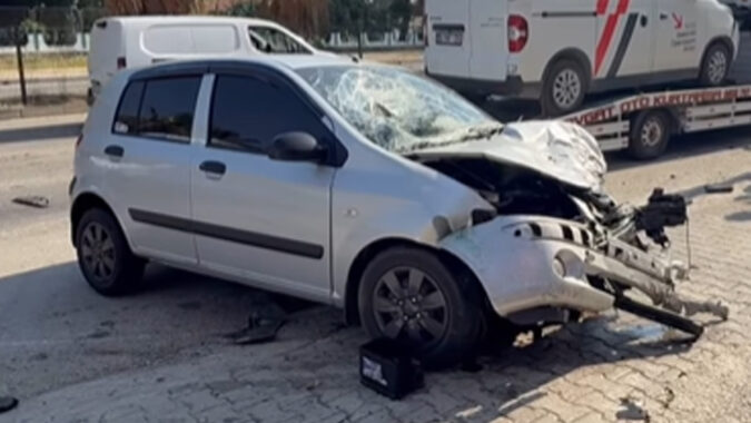 Antalya’da yoldan çıkan otomobil refüjdeki tellere çarptı: Hastaneye kaldırıldı