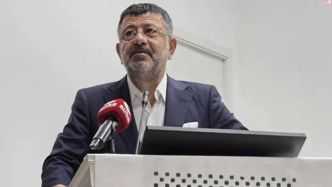 Atatürkçü Düşünce Derneği’nin konferansında konuşan Veli Ağbaba: Tek suçum Özgür Özel’in yol arkadaşı olmak; boynumu veririm, boyun eğmem