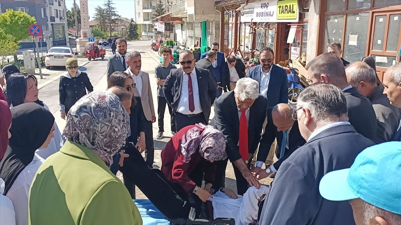 Konya’da Tören Sırasında Fenalaşan Öğrenciye Doktor Belediye Başkanı Müdahale Etti