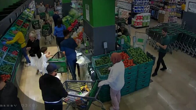 Başakşehir’de markette hırsızlık: Müşterinin altın ve döviz dolu çantasını çaldılar!