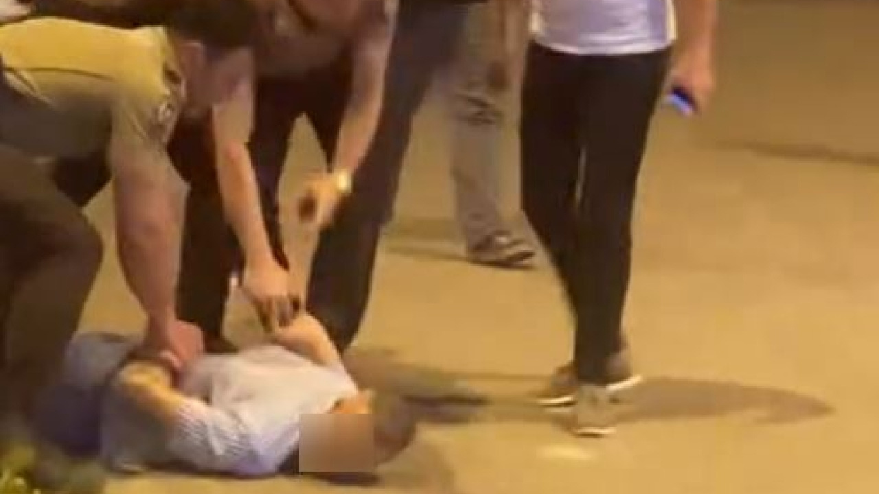 Bekçilere bıçakla saldıran şüpheli vuruldu: Hastaneye kaldırıldı