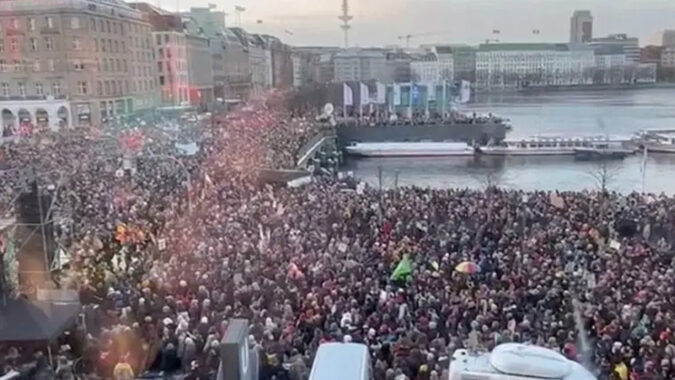 Berlin’de hükümet karşıtı dev protesto: Binlerce kişi istifa ve erken seçim istedi