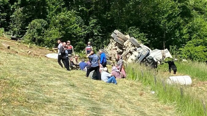 Beton mikseri 150 metrelik dik yamaçtan yuvarlandı: 2 ölü, 1 yaralı