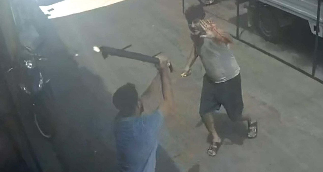 Bıçaklı saldırıya sopalarla karşılık verdiler! Dehşet anı kamerada