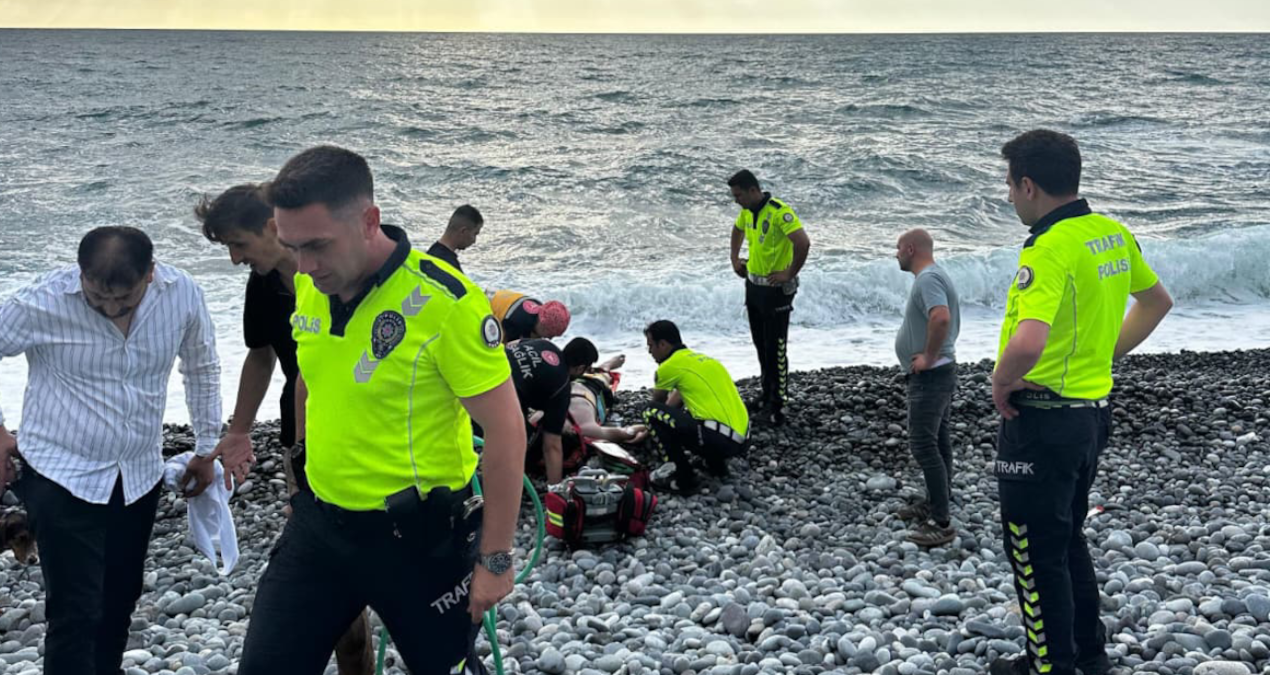 Boğulma tehlikesi geçiren asteğmenin imdadına polisler koştu
