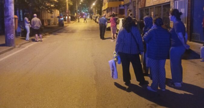 Bursa’da gece yarısı mahalleli sokağa döküldü, binalar apar topar tahliye edildi
