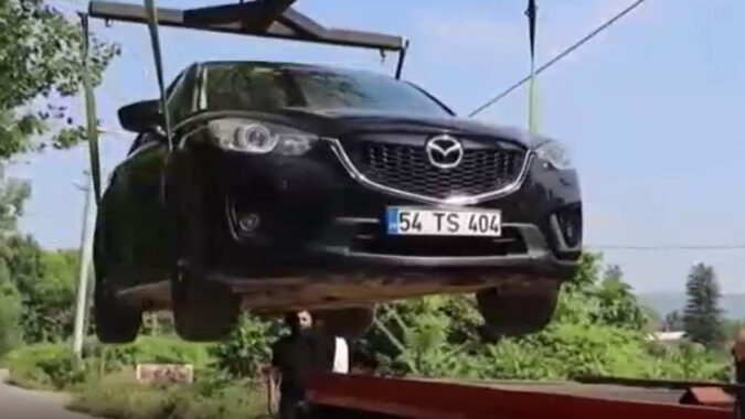 Camları kırık otomobilin arka koltuğunda ölü bulundu: Mermi yarasına rastlandı