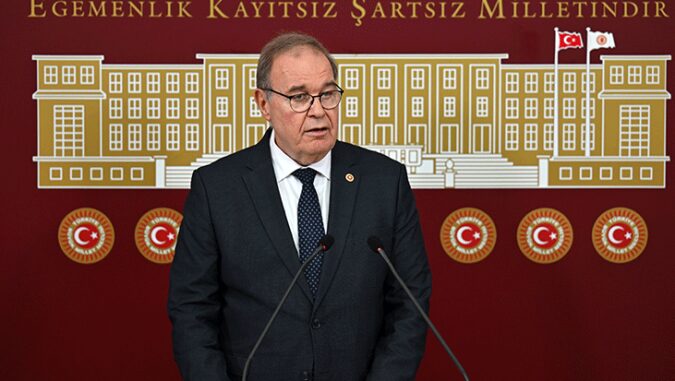 CHP’li Öztrak”tan Özgür Özel’e tepki: İbretle izliyorum