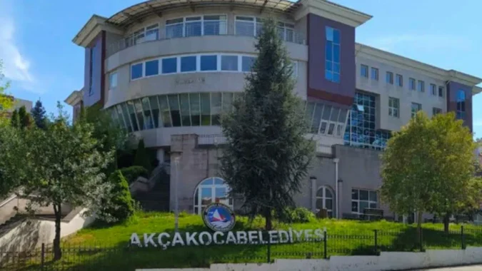 CHP’nin kazandığı Akçakoca Belediyesi’nde Meclis Başkanvekili Alev Ünal oldu; belediye AKP’ye geçti