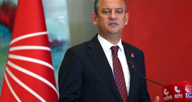 CHP’nin resmi hesabı Kılıçdaroğlu yönetimine geçti; ilk işleri Özel’i takipten çıkmak oldu