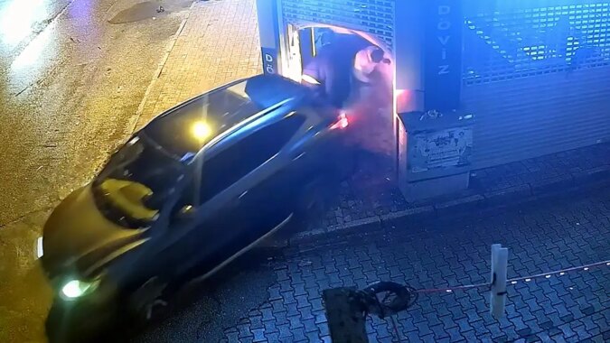 Ciple çarpıp kepengini kırdıkları döviz bürosundan 16 bin dolar çaldılar