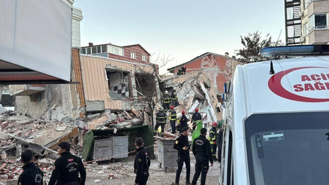 Çöken Arslan Apartmanı çevresindeki 22 bina yıkılıyor