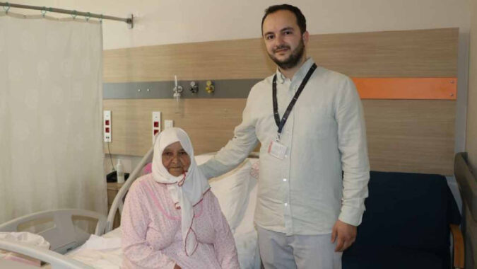 Doktorlar “bu kadar beklemiyorduk” dedi: Kadının safra kesesinden binlerce taş çıkarıldı