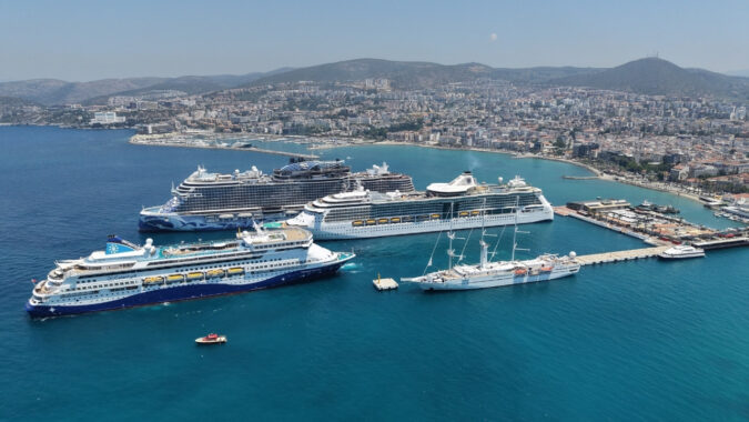 Dördü birden yanaştı, 8 bin turist Kuşadası’na aktı