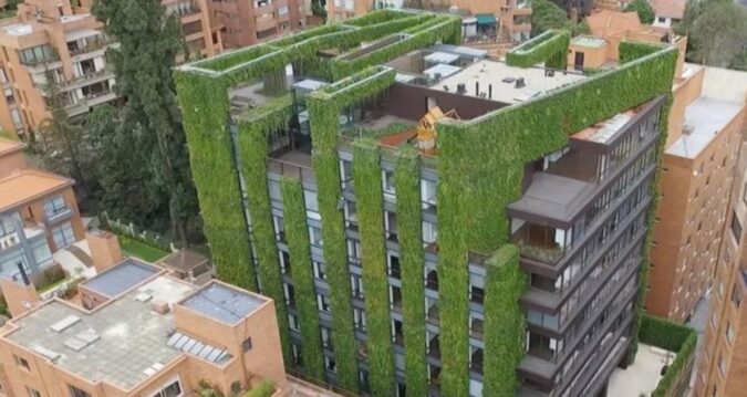 Dünyanın en büyük dikey bahçesi: 115 bin bitkiyle yaşıyor