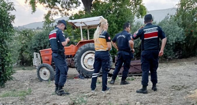 Durdurmaya çalıştığı traktörün altında ezilerek öldü
