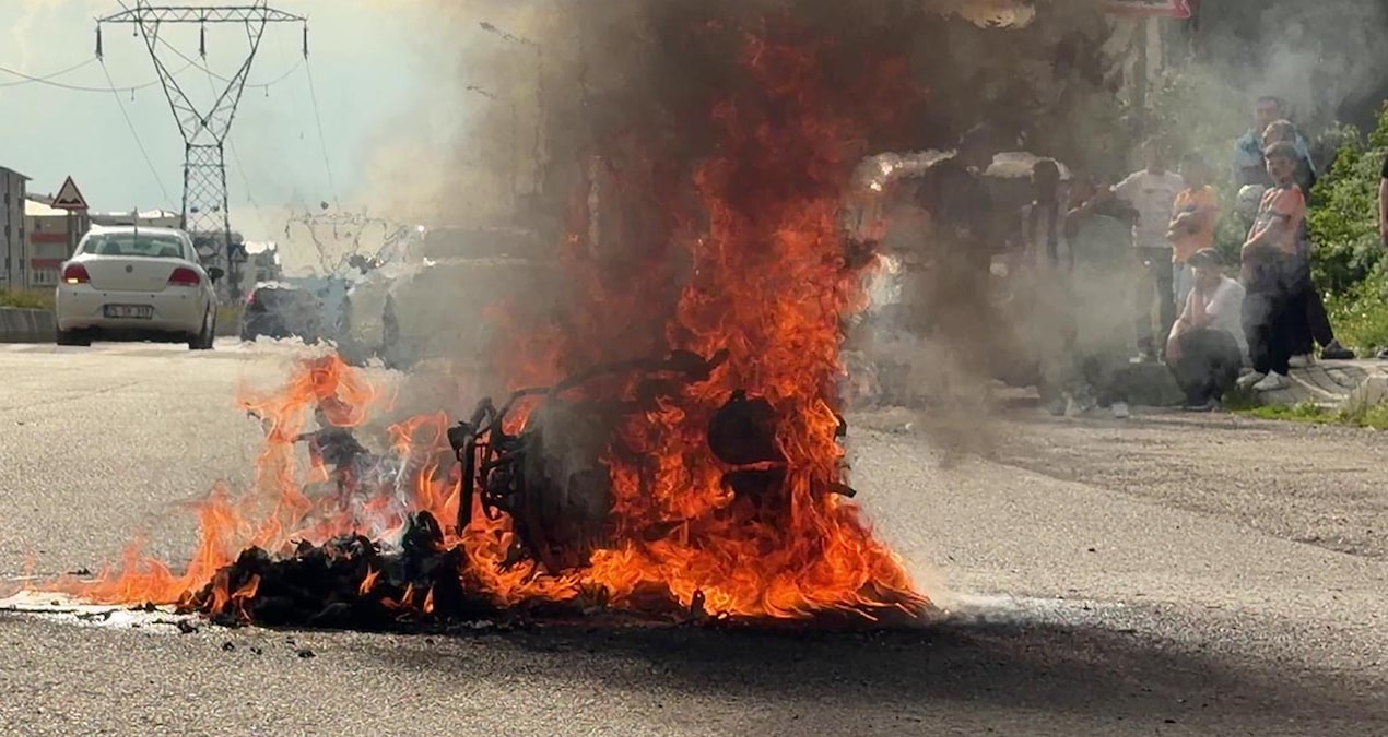 Erzurum’da moto kuryenin motosikleti seyir halindeyken alev aldı