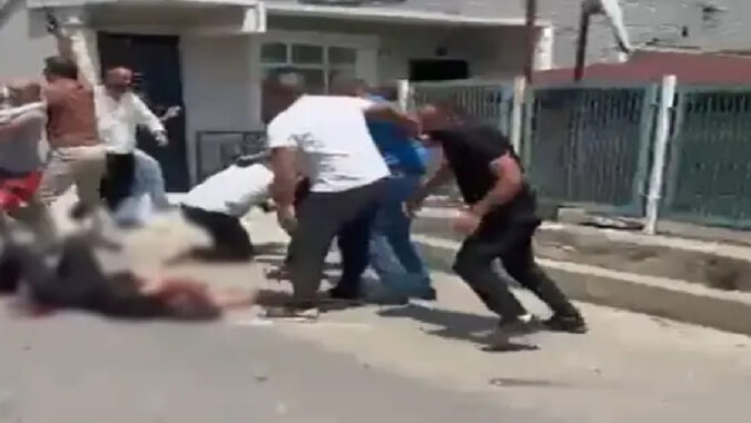 Eşini sokak ortasında 8 bıçak darbesiyle öldürüp başında bekledi: Cani koca tutuklandı!