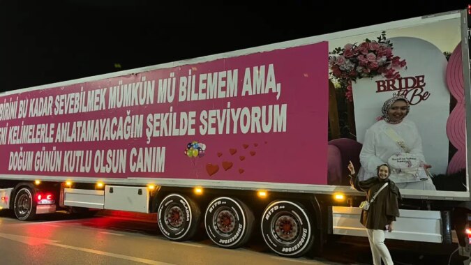 Eşinin doğum günü için 25 metrelik TIR’ı kapladı