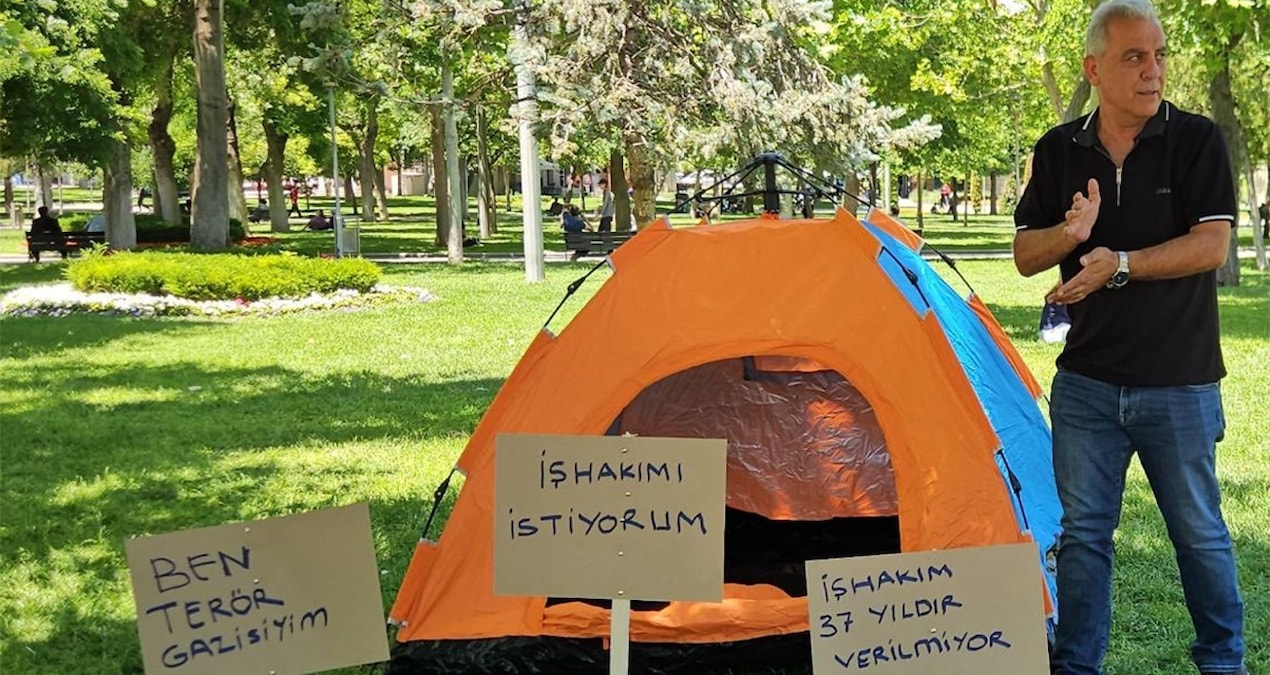 Gazi işsizliğe isyan etti, parka çadır kurdu
