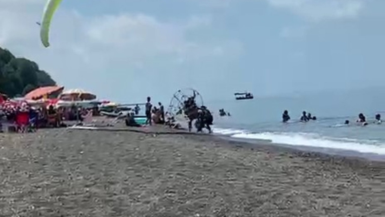 Güneşlenirken neye uğradıklarını şaşırdılar! Tatilcilerin arasına böyle daldı