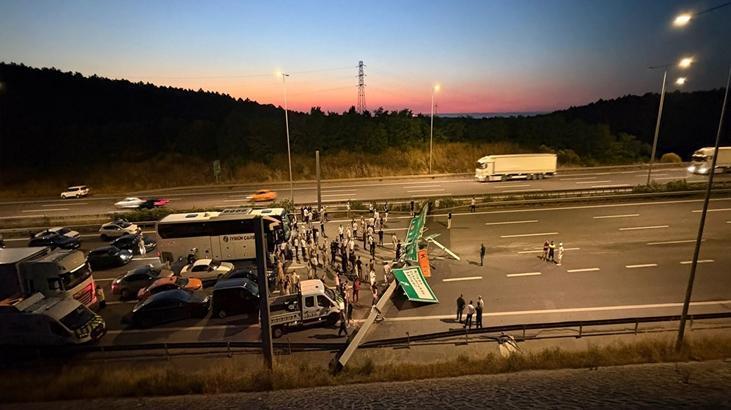 Hafriyat kamyonu Kuzey Marmara Otoyolu’nda tabelayı devirdi