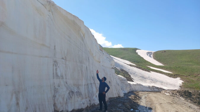 Hakkari’de yaz mevsiminde 5 metreyi bulan kar yığını